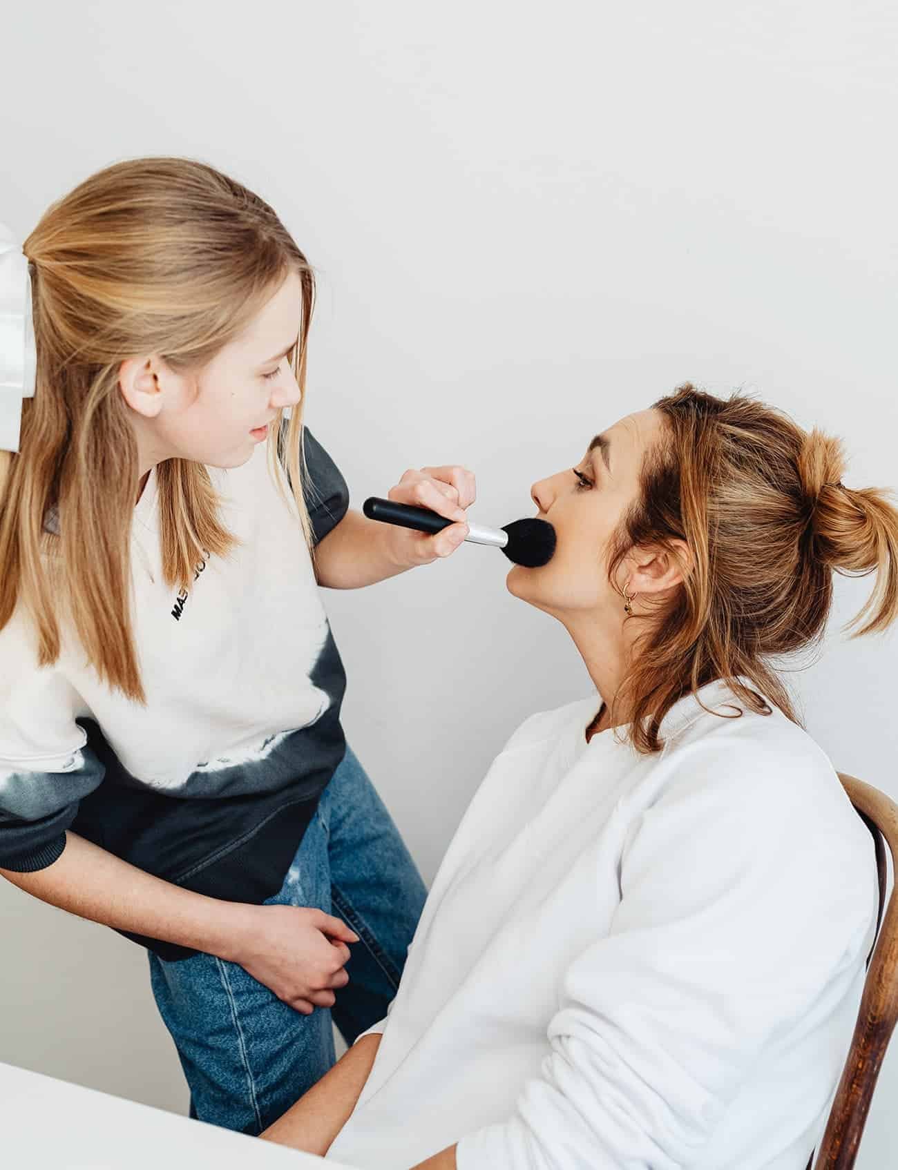 Atelier mise en beauté à domicile avec cadeaux pour l'hôtesse.