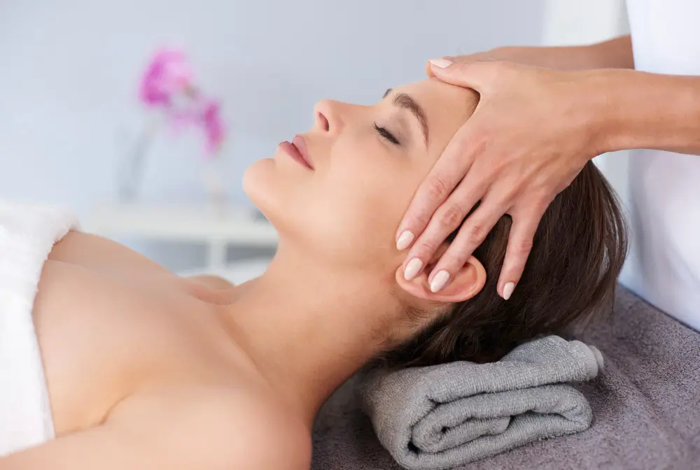 Massage du visage inspiré du Kobido pour une relaxation profonde à domicile à Vernoux-en-Gâtine.