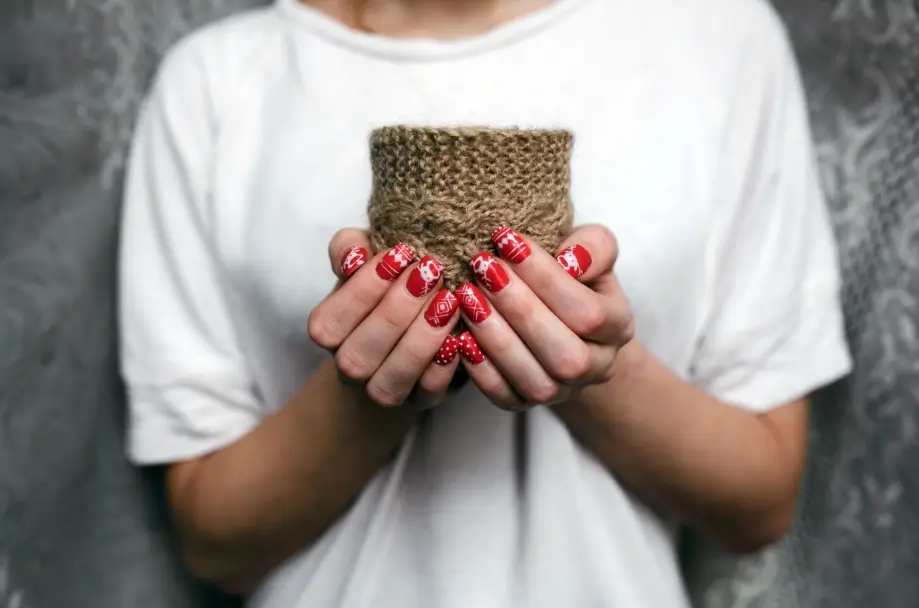 Décorations d'ongles avec paillettes et motifs simples pour sublimer les mains à domicile.