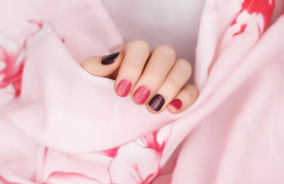 Pose de vernis semi-permanent professionnelle réalisée à domicile par l'Atelier Nailygel en Gâtine